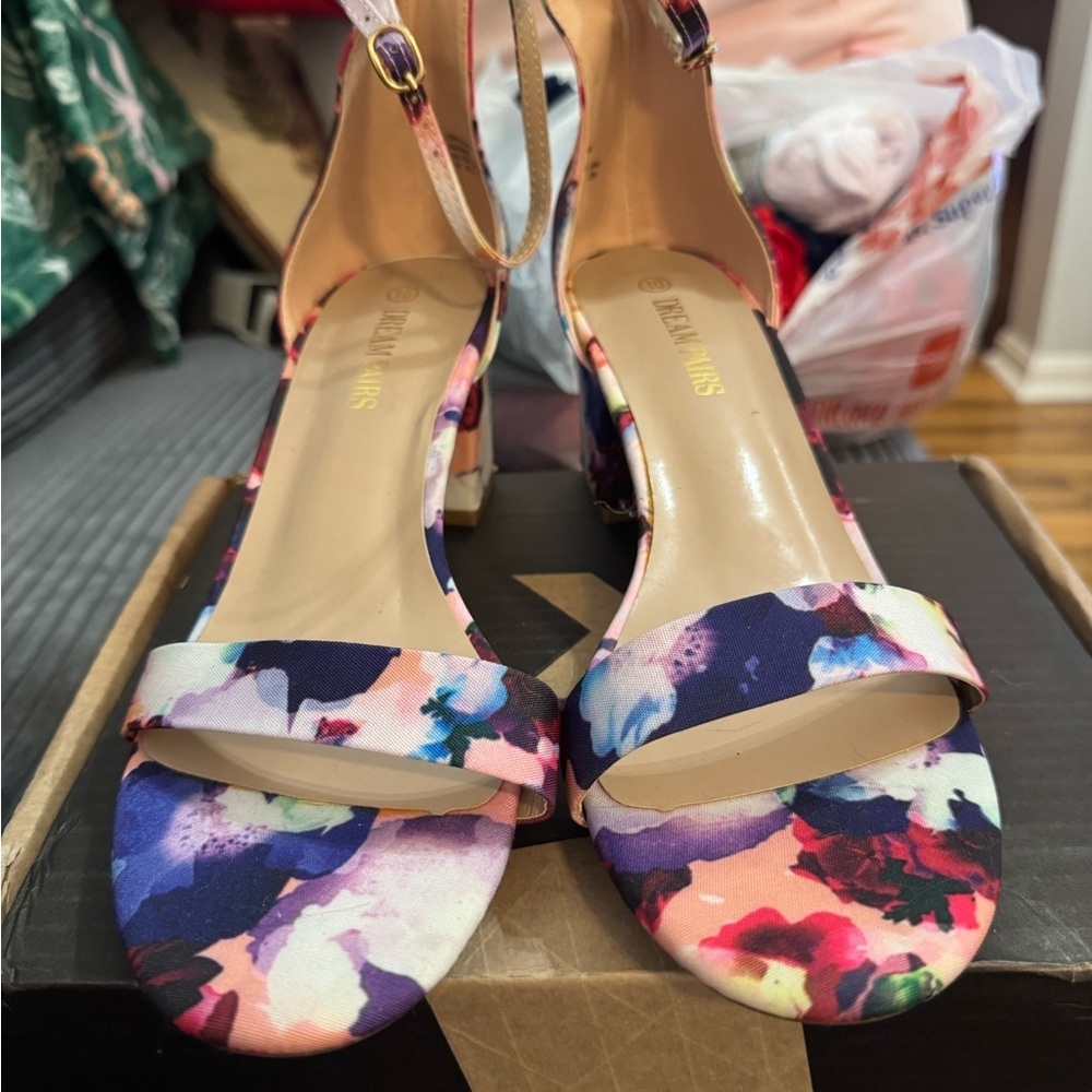 Dream Pairs Multicolor Floral low chunk Heels, size 10